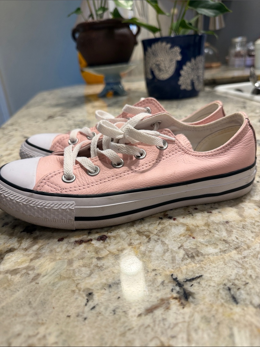 Converse women leather Low-Top Sneakers in Light Pink and White